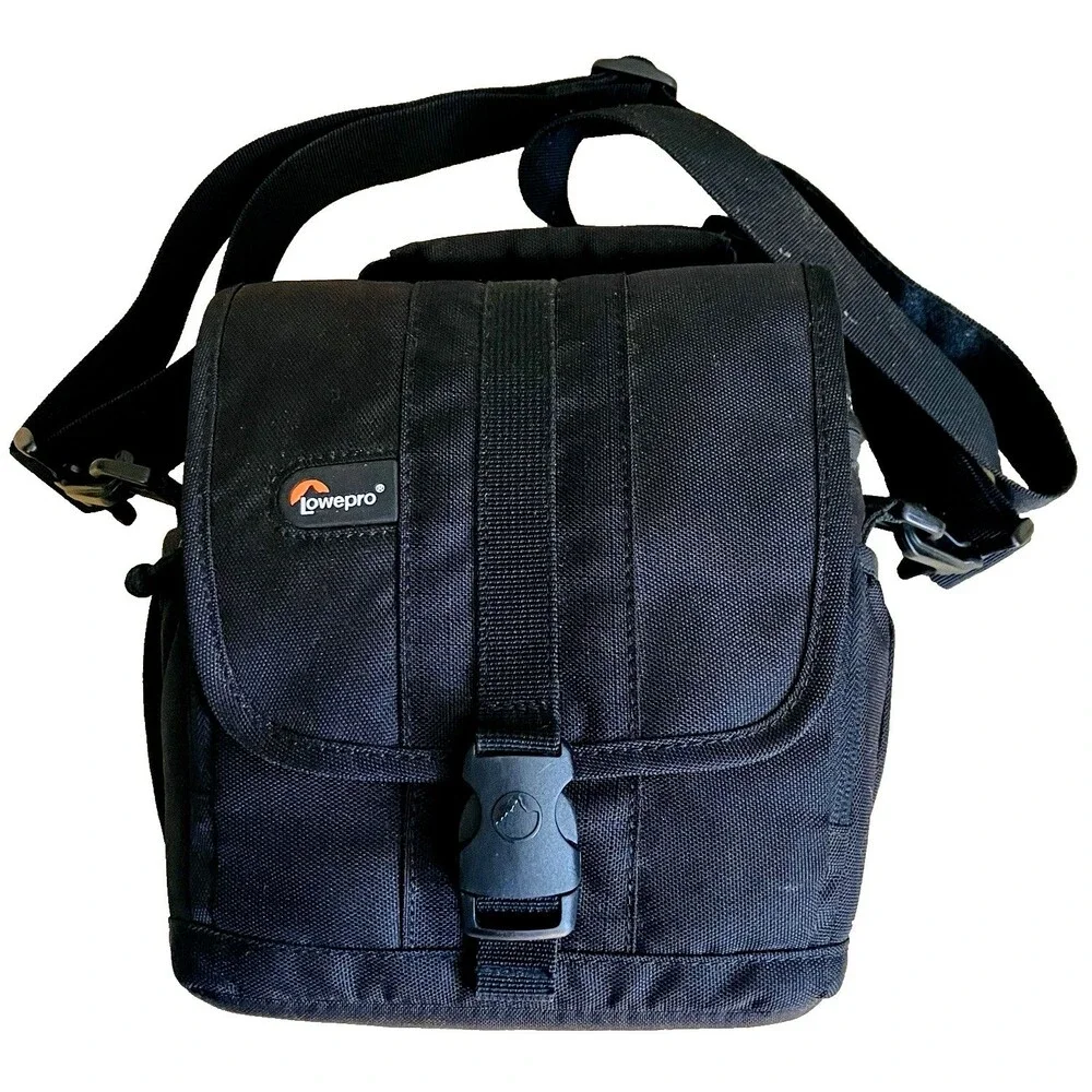 Lowepro Camera Case Adventura 140 Ripstop Small 8 x 8 in Black Padded Strap